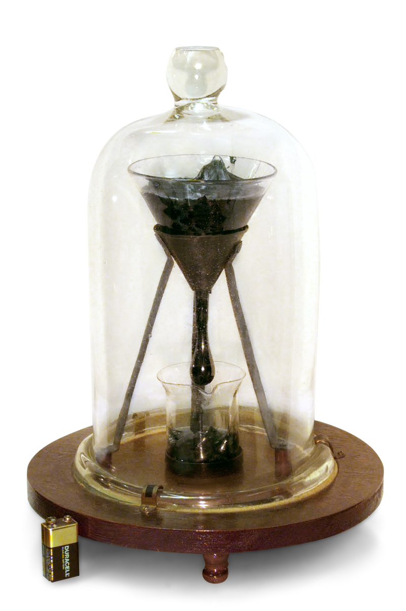 Illustration for article titled Logran filmar la primera gota de brea después de 69 años